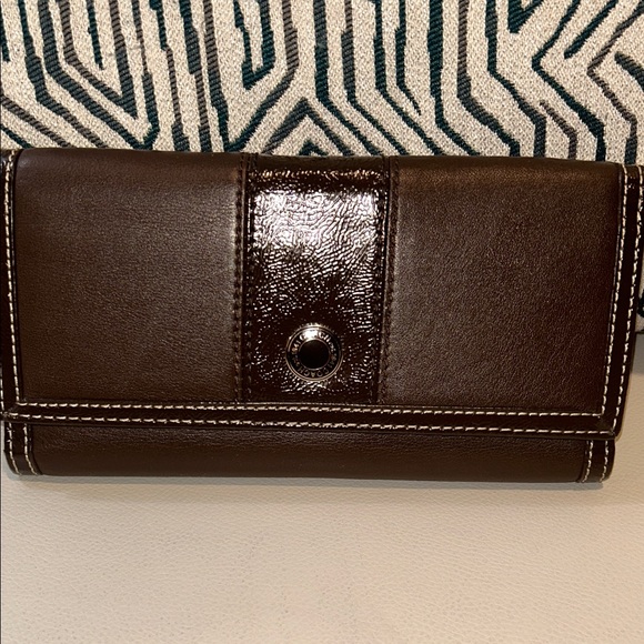 Elegant Brown Leather Wallet - Picture 1 of 11